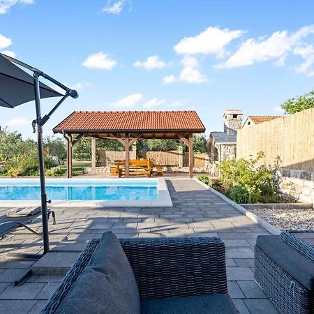 فيلا Olive Tree House With Jacuzzi, Wifi And 40M2 Pool Siritovci المظهر الخارجي الصورة