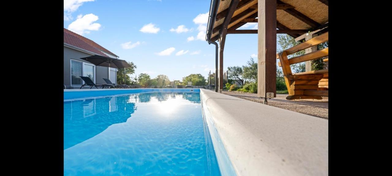فيلا Olive Tree House With Jacuzzi, Wifi And 40M2 Pool Siritovci المظهر الخارجي الصورة