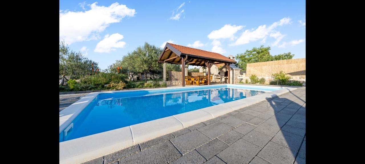 فيلا Olive Tree House With Jacuzzi, Wifi And 40M2 Pool Siritovci المظهر الخارجي الصورة