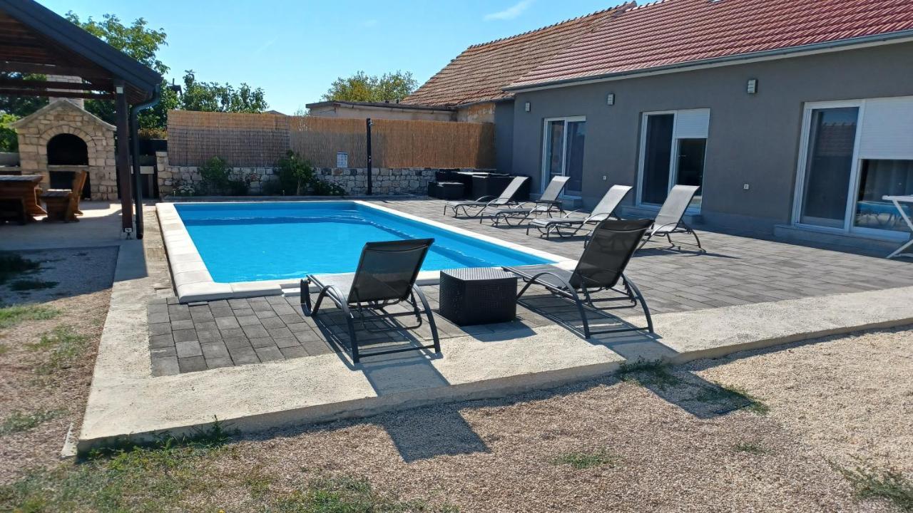 فيلا Olive Tree House With Jacuzzi, Wifi And 40M2 Pool Siritovci المظهر الخارجي الصورة