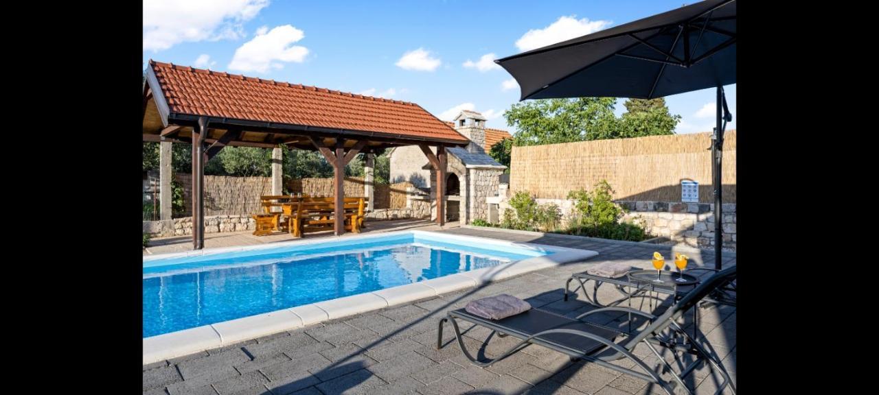فيلا Olive Tree House With Jacuzzi, Wifi And 40M2 Pool Siritovci المظهر الخارجي الصورة