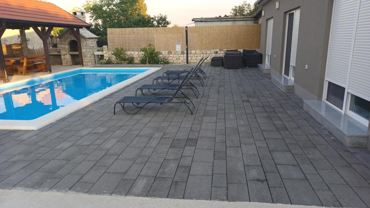 فيلا Olive Tree House With Jacuzzi, Wifi And 40M2 Pool Siritovci المظهر الخارجي الصورة