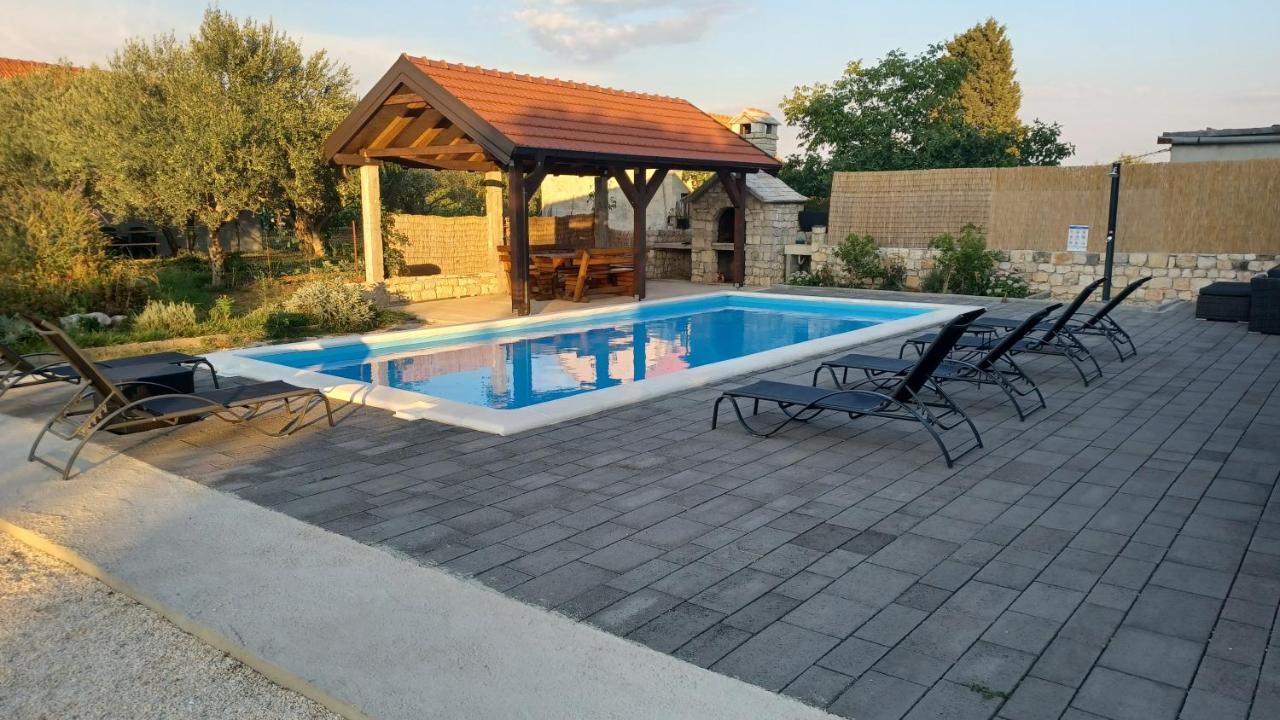 فيلا Olive Tree House With Jacuzzi, Wifi And 40M2 Pool Siritovci المظهر الخارجي الصورة