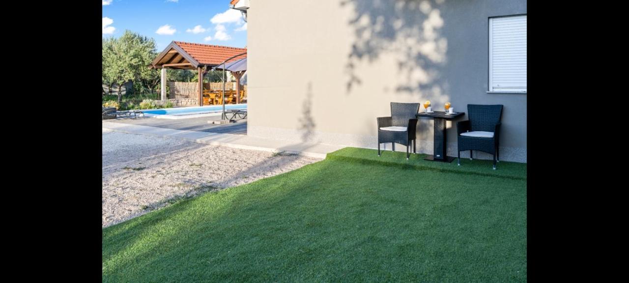 فيلا Olive Tree House With Jacuzzi, Wifi And 40M2 Pool Siritovci المظهر الخارجي الصورة