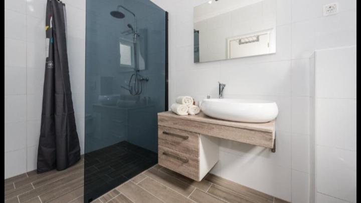 فيلا Olive Tree House With Jacuzzi, Wifi And 40M2 Pool Siritovci المظهر الخارجي الصورة