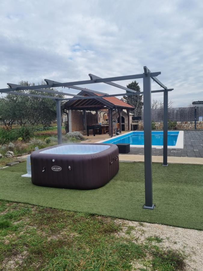 فيلا Olive Tree House With Jacuzzi, Wifi And 40M2 Pool Siritovci المظهر الخارجي الصورة