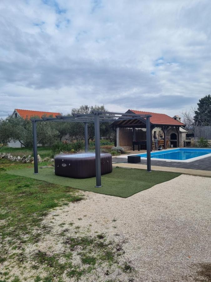 فيلا Olive Tree House With Jacuzzi, Wifi And 40M2 Pool Siritovci المظهر الخارجي الصورة