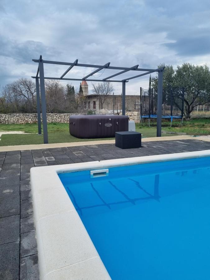 فيلا Olive Tree House With Jacuzzi, Wifi And 40M2 Pool Siritovci المظهر الخارجي الصورة