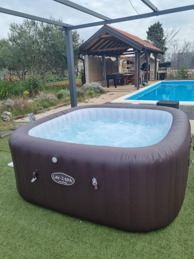 فيلا Olive Tree House With Jacuzzi, Wifi And 40M2 Pool Siritovci المظهر الخارجي الصورة