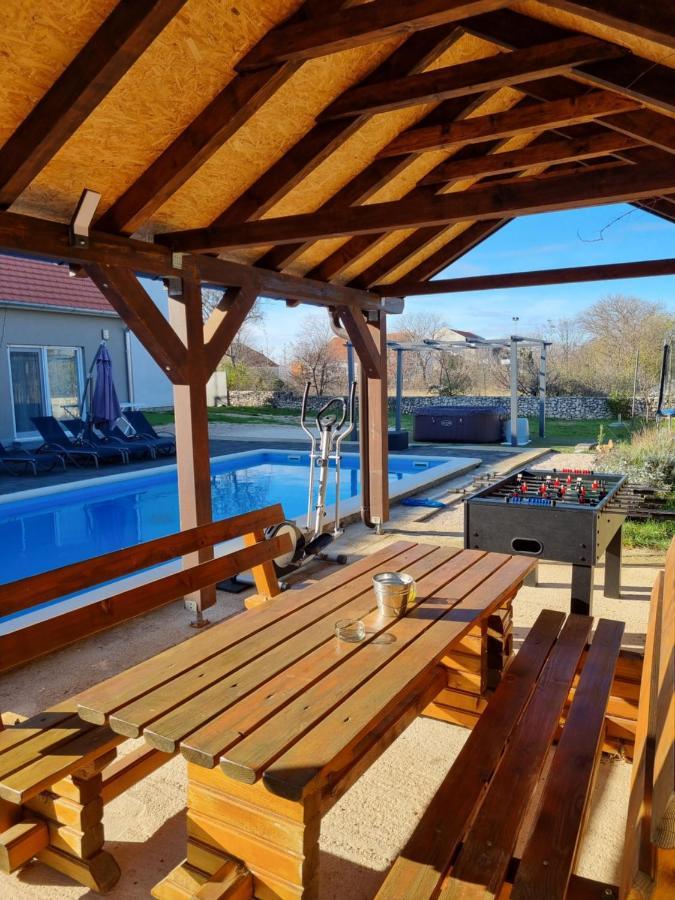 فيلا Olive Tree House With Jacuzzi, Wifi And 40M2 Pool Siritovci المظهر الخارجي الصورة